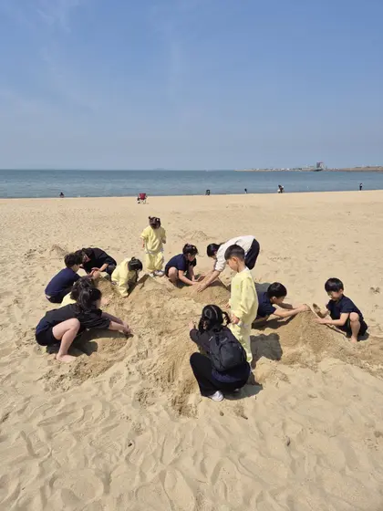 바닷가에서 노는 학생들