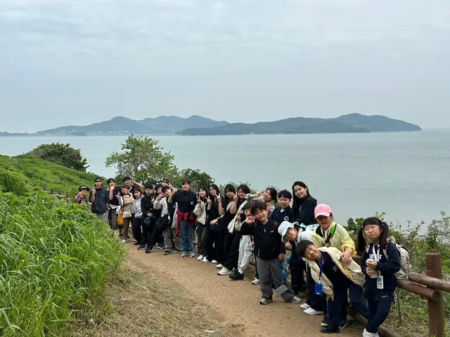 해안 길을 줄지어 걷는 학생들