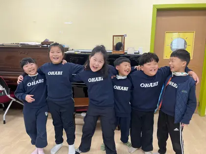 OHABI 옷을 입고 어깨동무한 친구들