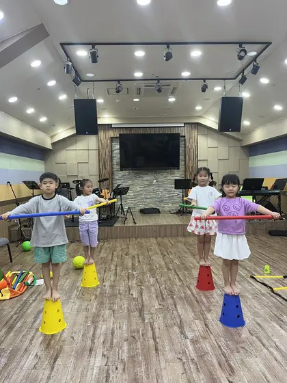 체육관에서 웃는 어린 학생