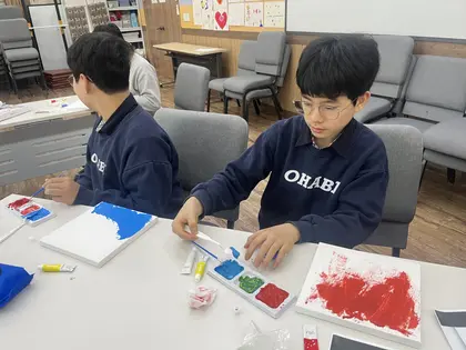물감으로 그림을 그리는 학생들